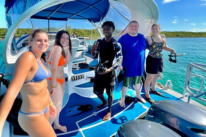 2 Hours Sip and Snorkeling Experience in Bahamas - The glass-bottom boat gives you an underwater preview