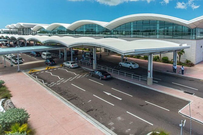 Direct Private Airport Transfer four or more Persons (one way) - Comfort, Wi-Fi, and the vehicle question