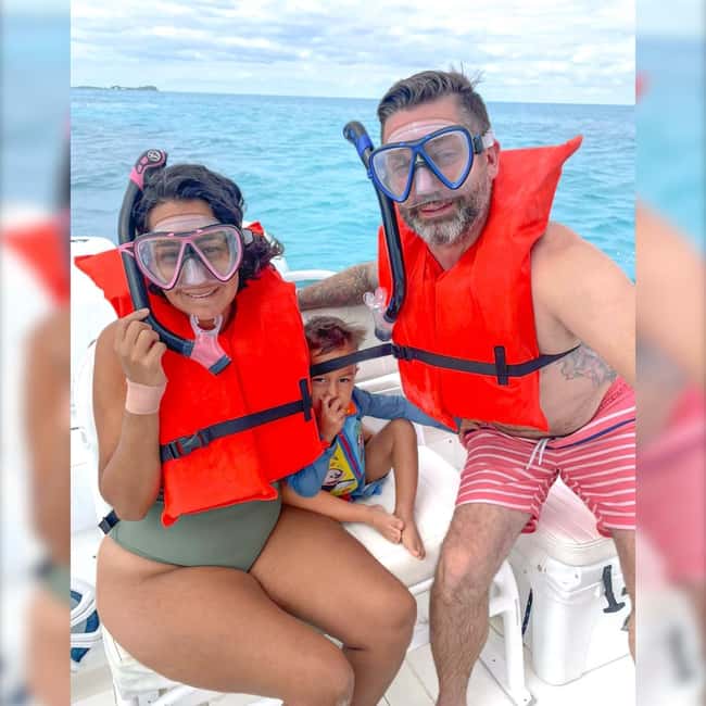 From Nassau: Swim with Pigs Safari - Small boats make the service feel personal
