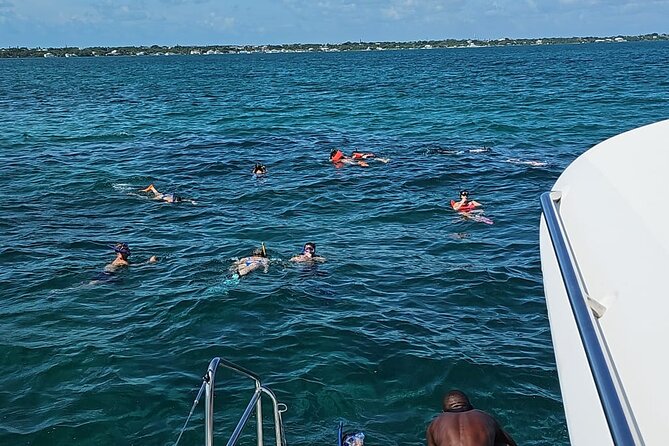 Nassau 3-stops: Snorkeling, Swimming Pigs, Turtles & Lunch - Sailing from Montagu Beach to the outer islands