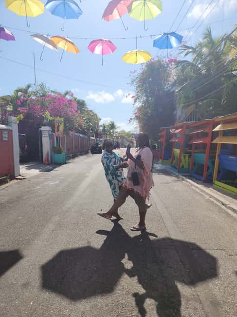 Nassau: Electric Bus Tour with Food & Drink Samples - Tasty Teas and tropical drinks