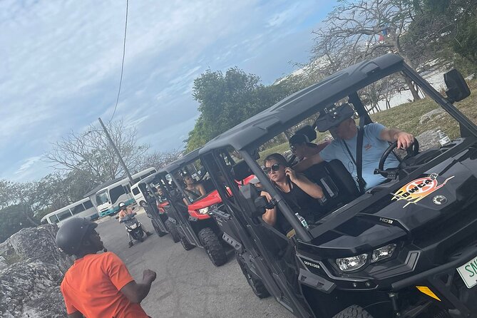 Nassau Narrated Jeep tour with Full Bahamian Lunch and Drink - Guides, headsets, and the group-size question