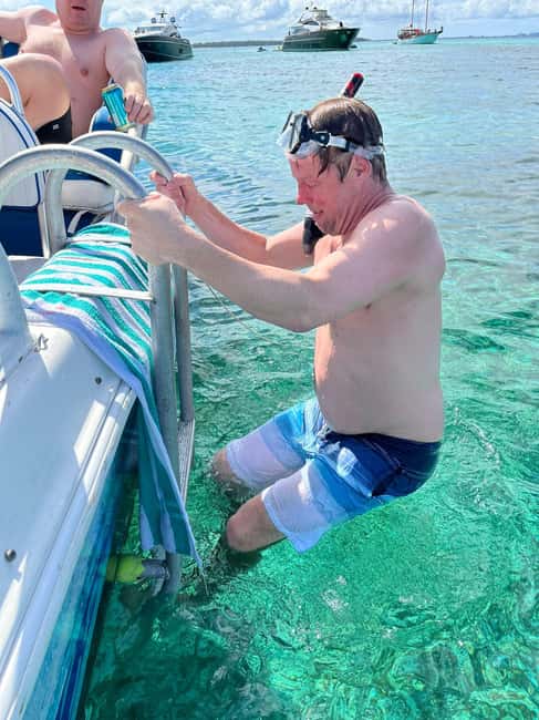 Nassau: Reef Snorkeling, Turtles, Lunch & Private Beach Club - Turtle watching at Green Cay