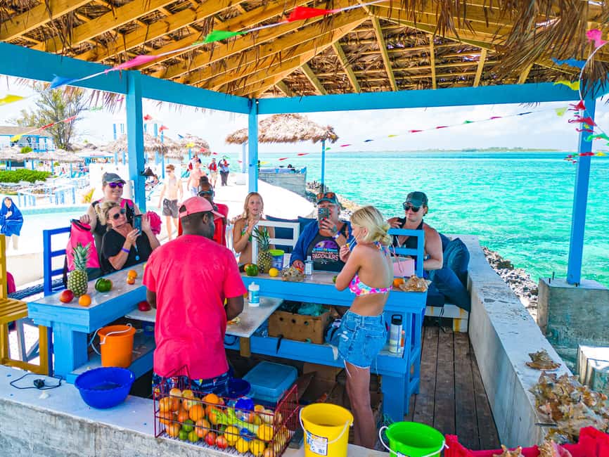 Nassau: SNUBA Diving Island Cruise with Bahamian Lunch - Lunch with sea views