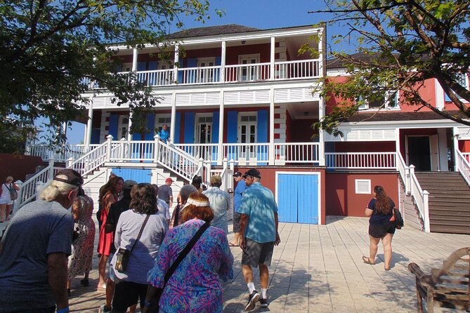 Private Guided Island Tour in Nassau Bahamas -Free Wifi & Drinks - Private Vehicles, WiFi, and Group Comfort