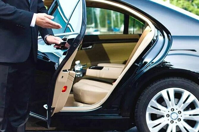 Private One-way Transfer Lynden Pindling Airport To Nassau - Drivers Who Add a Human Touch