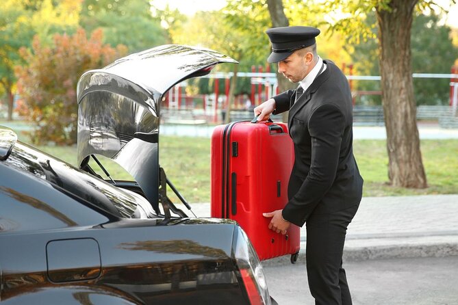 Private One-way Transfer Lynden Pindling Airport To Nassau - Handling Flight Delays and Arrival Changes