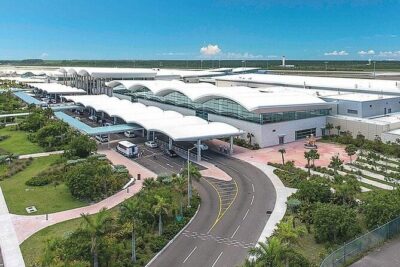 Private Roundtrip Minivan Airport Transfer to Paradise Island