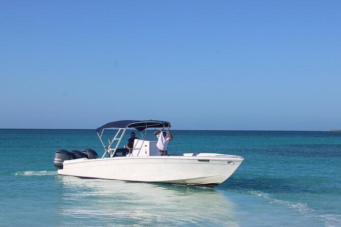 Private speed boat beach and bar hopping visiting Rose island - What the private format means for your group